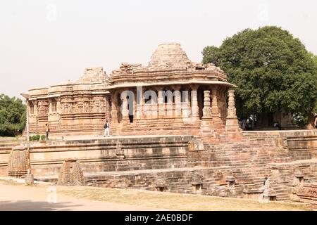 Il Tempio del Sole è un tempio indù dedicato alla divinità solare Surya situato nel villaggio di Modhera nel distretto di Mehsana, Gujarat, India Foto Stock
