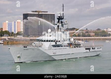 La Royal Navy fiume offshore classe nave pattuglia HMS Clyde (P257) a sinistra di Portsmouth, Regno Unito il 20 agosto 2007 a prendere guardia dazi nave nelle isole Falkland. Il clou della partenza della nave dal Regno Unito è stato il cannone ad acqua salutare. Foto Stock