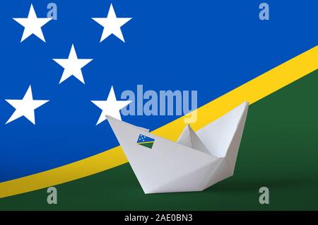 Isole Salomone bandiera raffigurata sulla carta origami nave closeup. Oriental arti artigianali concept Foto Stock