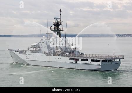 La Royal Navy fiume offshore classe nave pattuglia HMS Clyde (P257) a sinistra di Portsmouth, Regno Unito il 20 agosto 2007 a prendere guardia dazi nave nelle isole Falkland. Il clou della partenza della nave dal Regno Unito è stato il cannone ad acqua salutare. Foto Stock