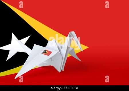 Timor Leste bandiera raffigurata sulla carta origami gru ala. Oriental arti artigianali concept Foto Stock