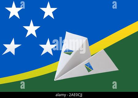 Isole Salomone bandiera raffigurata sulla carta origami aereo. Oriental arti artigianali concept Foto Stock