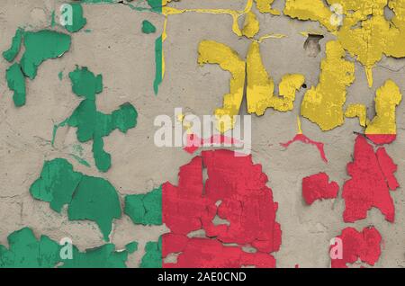 Benin bandiera raffigurata in colori di vernice sul vecchio obsoleto confuso muro di cemento vicino. Textured banner su sfondo irregolare Foto Stock