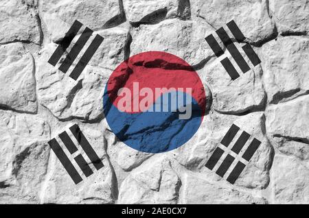 Corea del Sud bandiera raffigurata in colori di vernice su un vecchio muro di pietra vicino. Textured banner sulla parete di roccia sullo sfondo Foto Stock