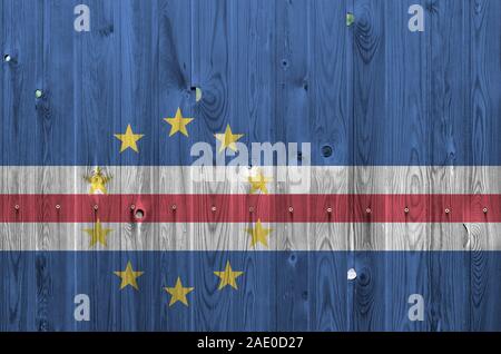 Cabo verde bandiera rappresentata in luminosi colori di vernice sul vecchio muro di legno vicino. Textured banner su sfondo irregolare Foto Stock