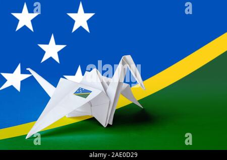 Isole Salomone bandiera raffigurata sulla carta origami gru ala. Oriental arti artigianali concept Foto Stock