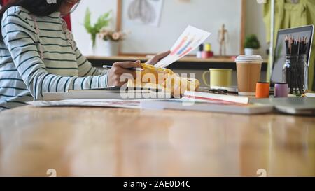 Colpo ritagliata una giovane designer di moda Manichini di lavoro studio.. Foto Stock