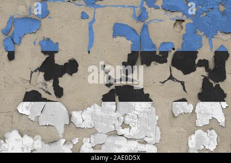 Bandiera dell'Estonia raffigurato in colori di vernice sul vecchio obsoleto confuso muro di cemento vicino. Textured banner su sfondo irregolare Foto Stock