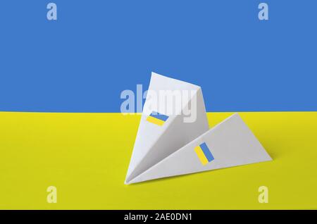 Ucraina bandiera raffigurata sulla carta origami aereo. Oriental arti artigianali concept Foto Stock