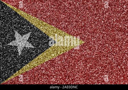 Timor Leste bandiera raffigurata su molti piccoli shiny paillettes. Festival colorati sfondo per discoteca party Foto Stock