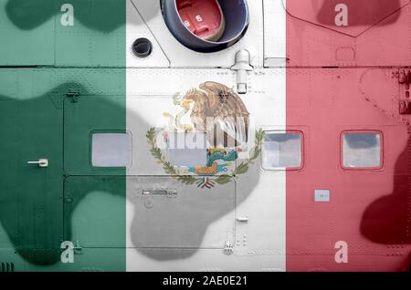 Bandiera del Messico raffigurato sulla parte laterale del militare elicottero blindato close up. Forze armate di aeromobili sfondo concettuale Foto Stock