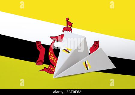 Brunei Darussalam bandiera raffigurata sulla carta origami aereo. Oriental arti artigianali concept Foto Stock