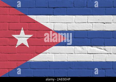 Cuba bandiera raffigurata in colori di vernice sul vecchio muro in mattoni vicino. Textured banner sul grande muro di mattoni in background in muratura Foto Stock