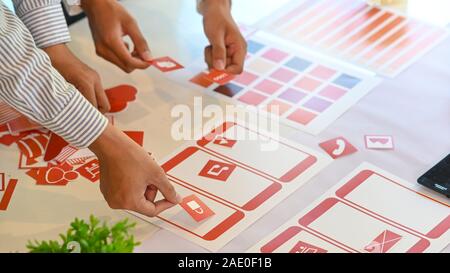Ux Ui concetto, Closeup team per lo sviluppo di software mobile lavora con area di lavoro progettazione. Foto Stock