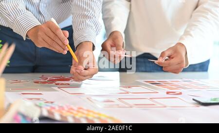 Ux Ui concetto, Closeup team per lo sviluppo di software mobile lavora con area di lavoro progettazione. Foto Stock