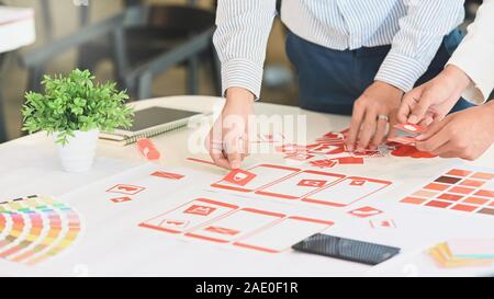 Ux Ui concetto, Closeup team per lo sviluppo di software mobile lavora con area di lavoro progettazione. Foto Stock
