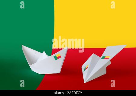 Benin bandiera raffigurata sulla carta origami aeroplano e barca. Oriental arti artigianali concept Foto Stock