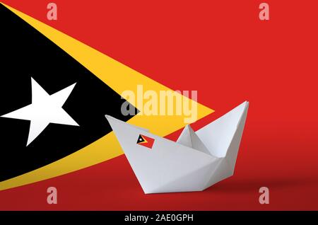 Timor Leste bandiera raffigurata sulla carta origami nave closeup. Oriental arti artigianali concept Foto Stock