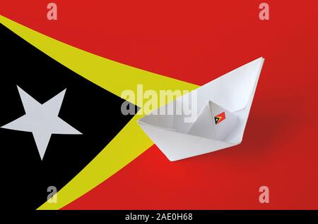 Timor Leste bandiera raffigurata sulla carta origami nave closeup. Oriental arti artigianali concept Foto Stock