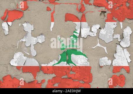 Bandiera del Libano raffigurato in colori di vernice sul vecchio obsoleto confuso muro di cemento vicino. Textured banner su sfondo irregolare Foto Stock