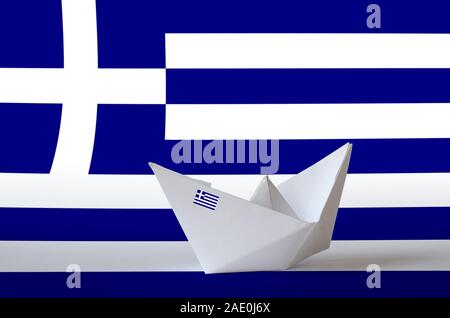 Bandiera della Grecia rappresentato su carta origami nave closeup. Oriental arti artigianali concept Foto Stock