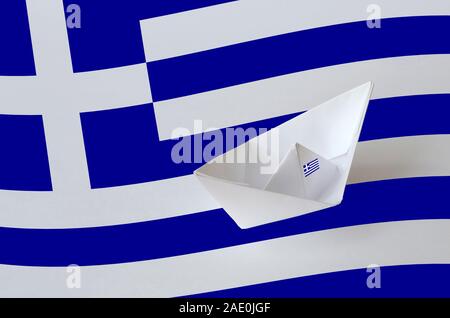 Bandiera della Grecia rappresentato su carta origami nave closeup. Oriental arti artigianali concept Foto Stock