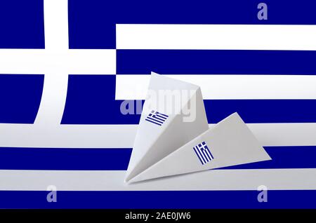 Bandiera della Grecia rappresentato su carta origami aereo. Oriental arti artigianali concept Foto Stock