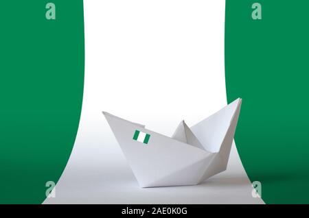 Nigeria bandiera raffigurata sulla carta origami nave closeup. Oriental arti artigianali concept Foto Stock