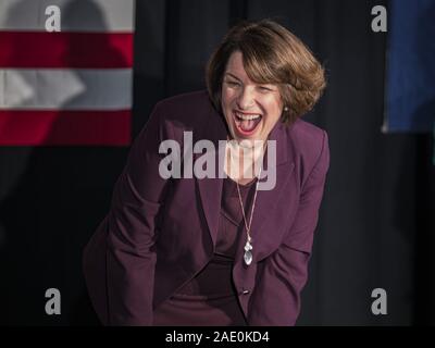 Des Moines, Iowa, USA. 5 Dic, 2019. Senatore USA Amy Klobuchar (D-MN) risate durante un evento di campagna in Des Moines. Il Sen. Klobuchar è la realizzazione di campagne per essere il candidato democratico per la Presidenza USA. Iowa detiene il primo evento di selezione delle elezioni presidenziali ciclo. L'Iowa Caucaso sono Febbraio 3, 2020. Credit: Jack Kurtz/ZUMA filo/Alamy Live News Foto Stock