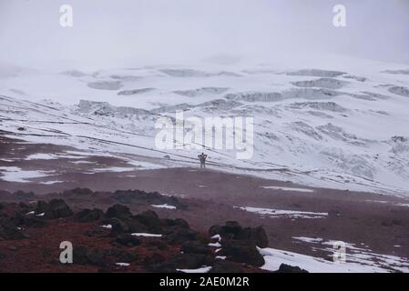 Trekker ascendente di vulcano Cotopaxi, Cotopaxi Parco Natioanal, Ecuador Foto Stock