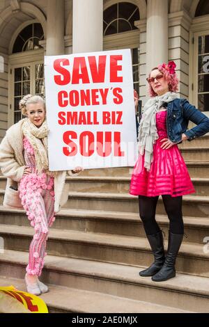 New YorkCity, New York - Dicembre 05, 2019: protesta per salvare Coney Island, le piccole imprese, fasi del Municipio Foto Stock