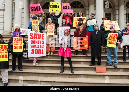 New YorkCity, New York - Dicembre 05, 2019: protesta per salvare Coney Island, le piccole imprese, fasi del Municipio Foto Stock