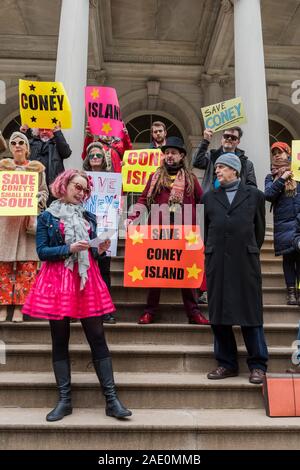 New YorkCity, New York - Dicembre 05, 2019: protesta per salvare Coney Island, le piccole imprese, fasi del Municipio Foto Stock