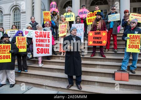 New YorkCity, New York - Dicembre 05, 2019: protesta per salvare Coney Island, le piccole imprese, fasi del Municipio Foto Stock