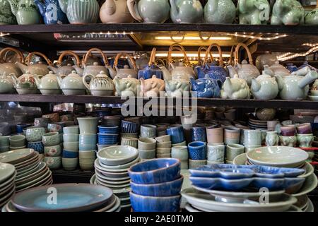 Bangkok, Tailandia - 30 Novembre 2019: ceramiche artigianali, teiere e piatti per la vendita in una fase di stallo nel mercato del fine settimana di Chatuchak Foto Stock