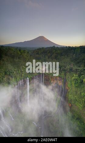 Un drone immagine aerea di Tampa Sewu cascata con il Monte Semeru in background, Java, Indonesia Foto Stock