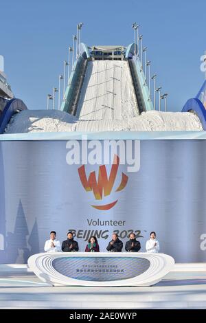 Pechino, Cina. 5 Dic, 2019. Il logo dei programmi di volontariato è rivelato durante la cerimonia di lancio globale del reclutamento di volontari per il 2022 Giochi olimpici e paraolimpici invernali di Pechino, capitale della Cina, dicembre 5, 2019. Credito: Peng Ziyang/Xinhua/Alamy Live News Foto Stock