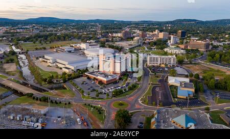 La prospettiva aerea del sonno piccolo grande centro città di Huntsville Alabama nel profondo sud USA Foto Stock