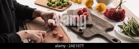 Vista ritagliata di fotografo commerciale rendendo la composizione degli alimenti per il servizio fotografico Foto Stock