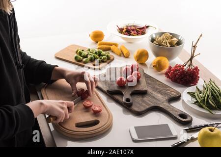 Vista ritagliata del fotografo rendendo la composizione degli alimenti per fini commerciali photo shoot Foto Stock