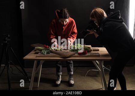 Fotografi commerciali rendendo composizione alimentare per scattare foto sulla fotocamera digitale Foto Stock