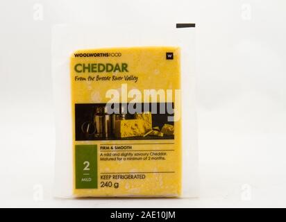 Alberton, Sud Africa - un pezzo di formaggio cheddar da Woolworths cibo isolato su una chiara immagine di sfondo in formato orizzontale Foto Stock