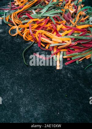 Colorata pasta fettuccine, tagliatelle, pasta cruda spaghetti maccheroni sfondo Foto Stock