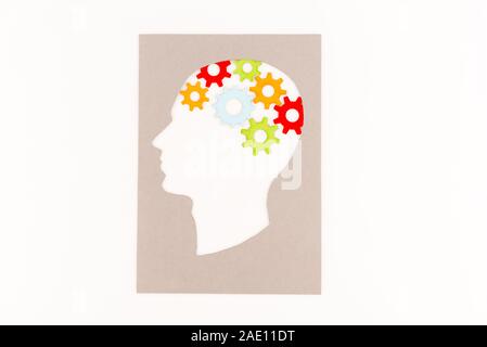 Vista superiore della testa umana silhouette con ingranaggi isolato su bianco Foto Stock
