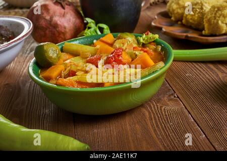 Daraba, piatto preparato con l'okra, pomodori, patate dolci, verdi, burro di arachidi, cucina del Ciad, Tradizionale assortimento di piatti africani, vista dall'alto. Foto Stock