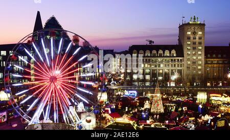 Leipzig, Germania. 05 Dic, 2019. Vista di una parte di Leipzig mercatino di Natale su Augustusplatz con il Krochhochhaus e il Unigebäude Paulinum (r-l). Con circa 300 stand, il mercato attraversa tutta la città vecchia. Credito: Waltraud Grubitzsch/dpa-Zentralbild/dpa/Alamy Live News Foto Stock