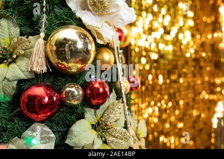 Dettagli di un albero di Natale. Dettaglio colpo di albero di Natale rami appeso con nastri e giocattoli di Natale. Il concetto della tradizionale celebrazione Foto Stock