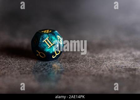 Astrologia Dice con zodiaco simbolo della Gemini 21 Maggio - Giugno 20 su sfondo scuro Foto Stock