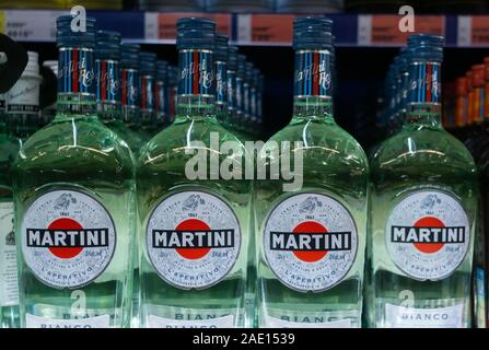 Tyumen, Russia-avg 25, 2019: vermut Martini Bianco sugli scaffali degli ipermercati Metro la vendita di bevande alcoliche Foto Stock