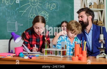 Risultati misurabili. Prodotti per la cura del bambino e lo sviluppo. Il pensiero critico e problem solving. Esperienza e conoscenza. Mentor pilotato afterschool programma. Conoscenze pratiche. Conoscenze di base. Studio hard. Foto Stock